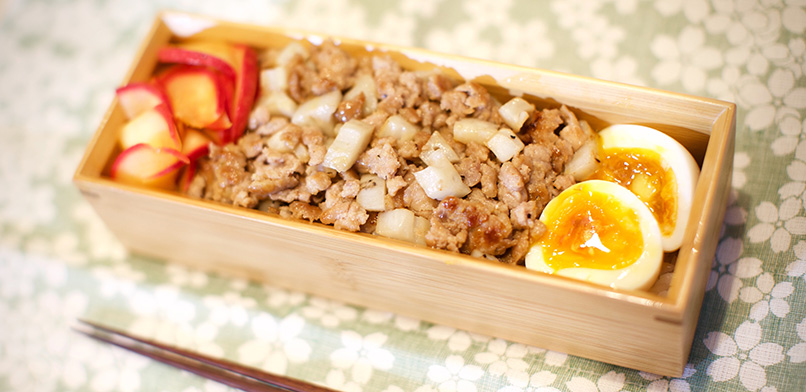 ガツンとした味付けでも、塩分控えめ!豚と蓮根のそぼろかけ弁当