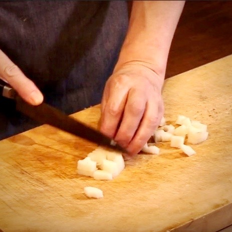 蓮根をあられにカットする。