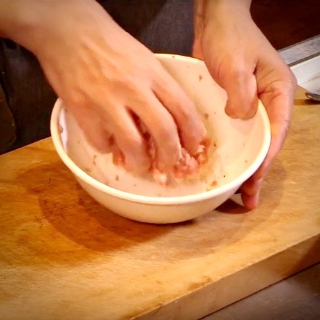 ボールに豚挽き肉をいれ、生姜・片栗粉・その他調味料を入れて混ぜあわせる。