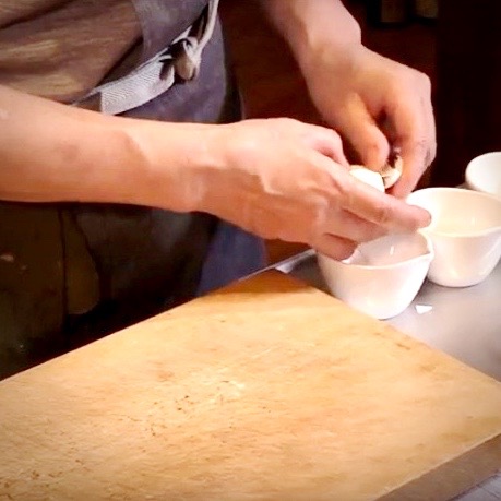 玉子を沸騰したお湯で5分茹で半熟玉子を作る。