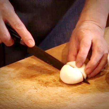 沸騰したお湯で5分茹で半熟玉子を半分にカットする。