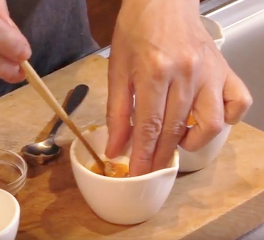 調味料をすべて混ぜ、上部をカットした1の黄身部分に混ぜ込む。