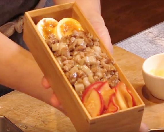 お弁当箱に詰めて完成。
